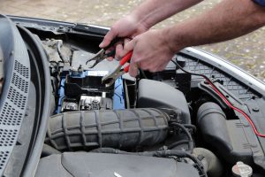 does a car battery charge while idling