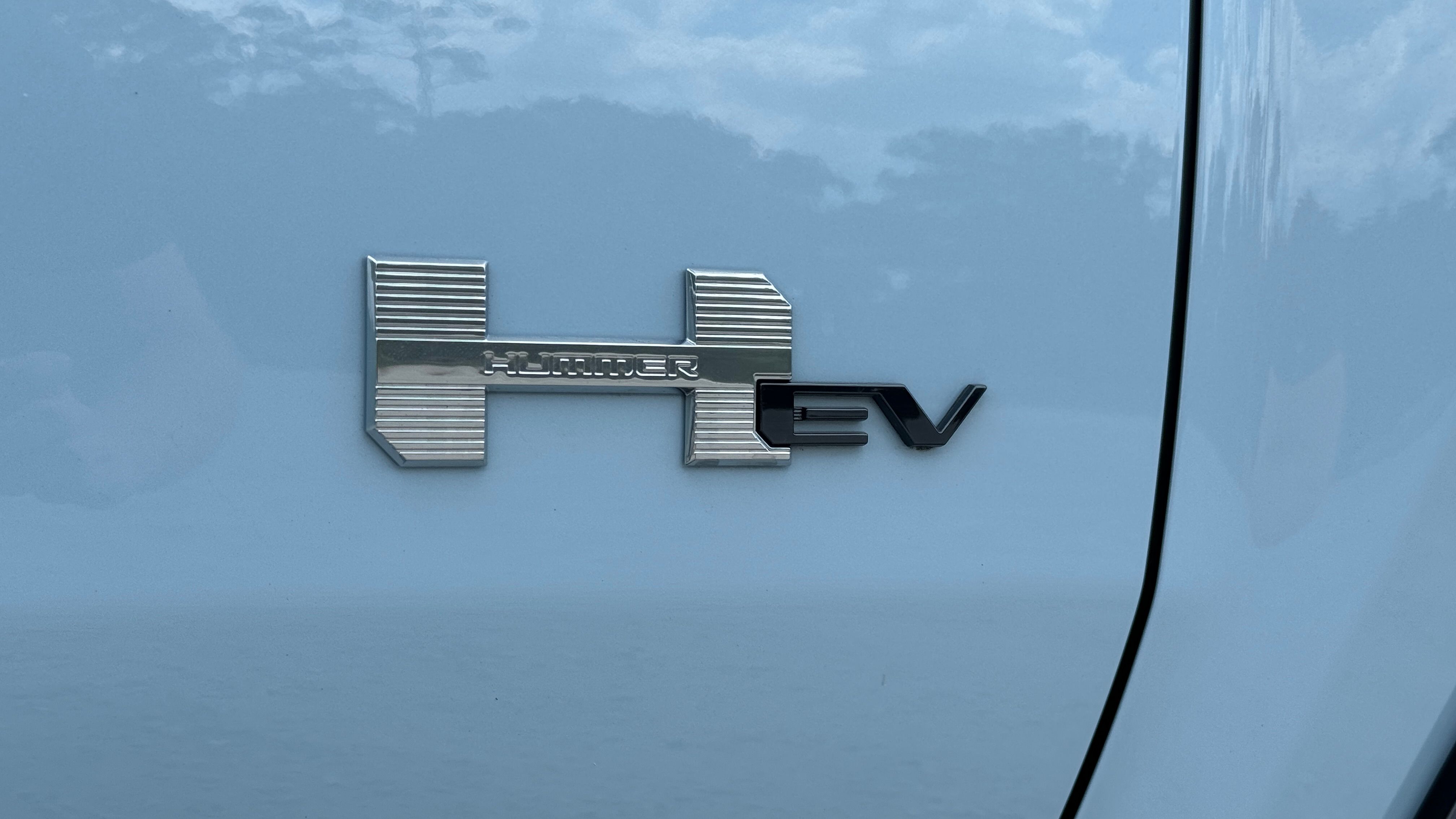 2024-gmc-hummer-ev-suv7-1 2024 GMC Hummer EV SUV badge