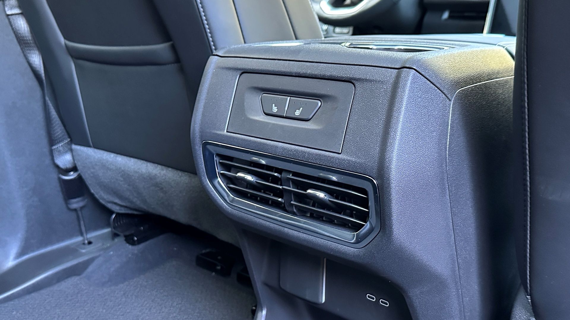 2025-gmc-sierra-ev-11-1 2025 GMC Sierra EV rear controls