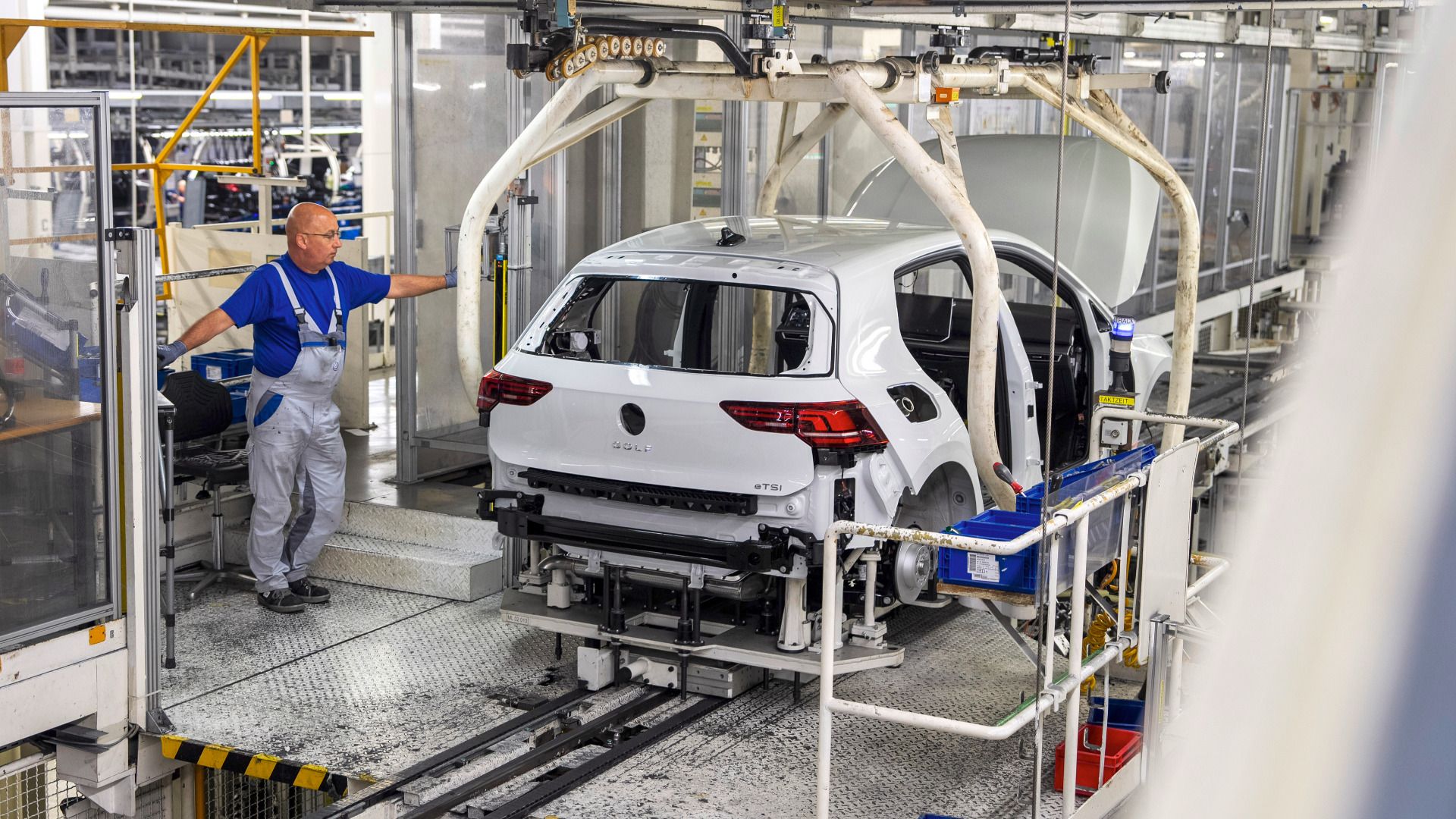 cropped-db2024fa00045_large Volkswagen Golf Assembly Line