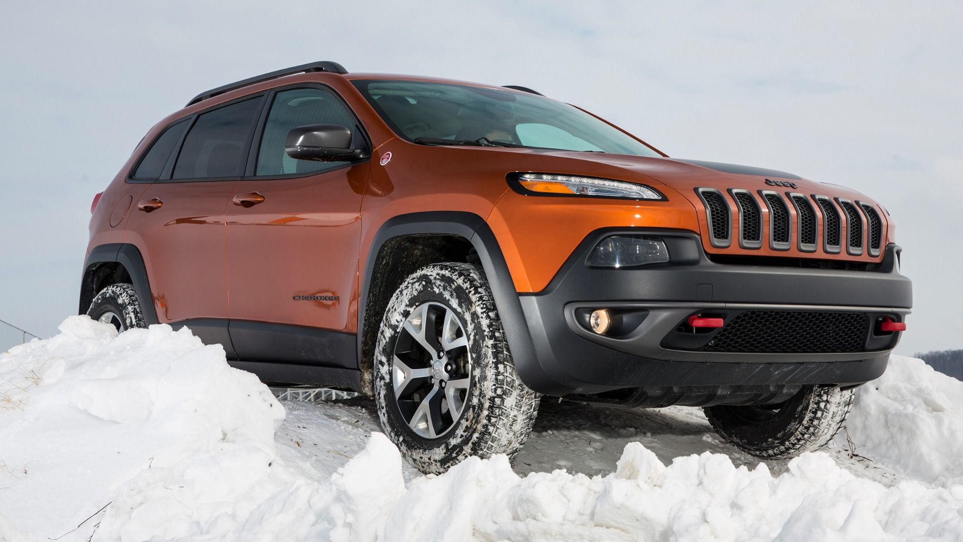 2019 Jeep Cherokee Mk5 KL Trailhawk Orange Front Angled View in Snow