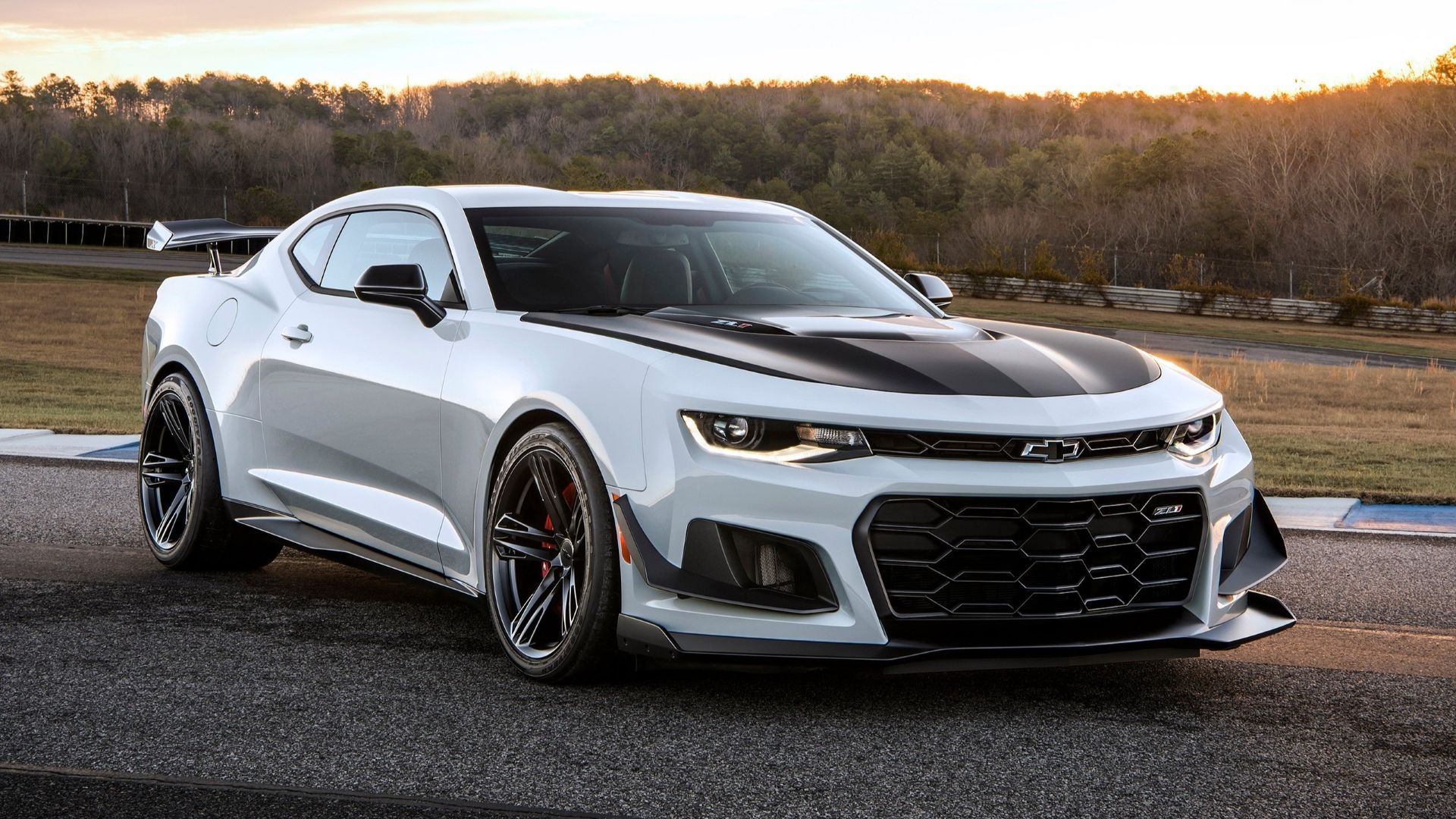 2018 Chevrolet Camaro ZL1 front quarter