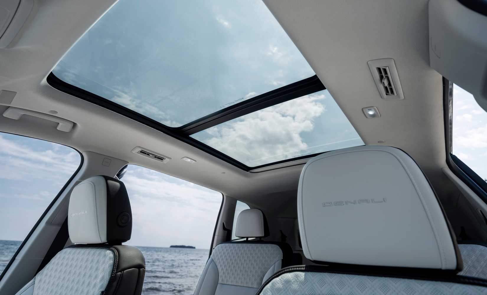 2024 GMC Acadia Denali Roof