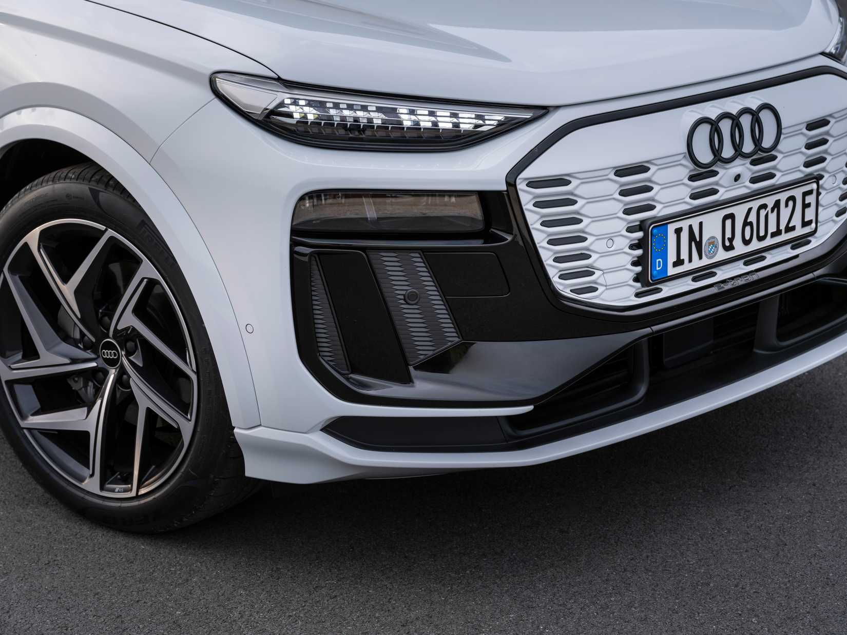 2025-audi-q6-e-tron-grille 2025 Audi Q6 e-tron Grille