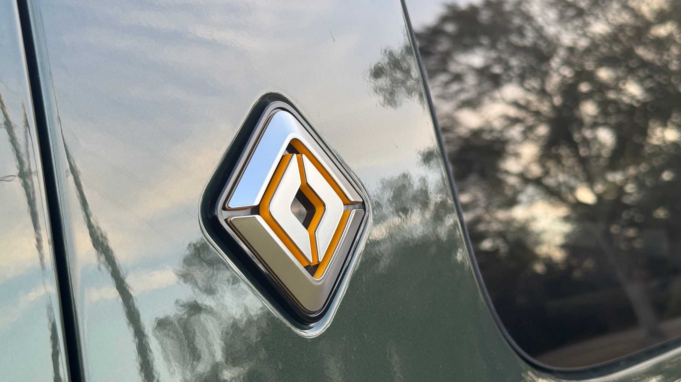 2025 Rivian R1S badge