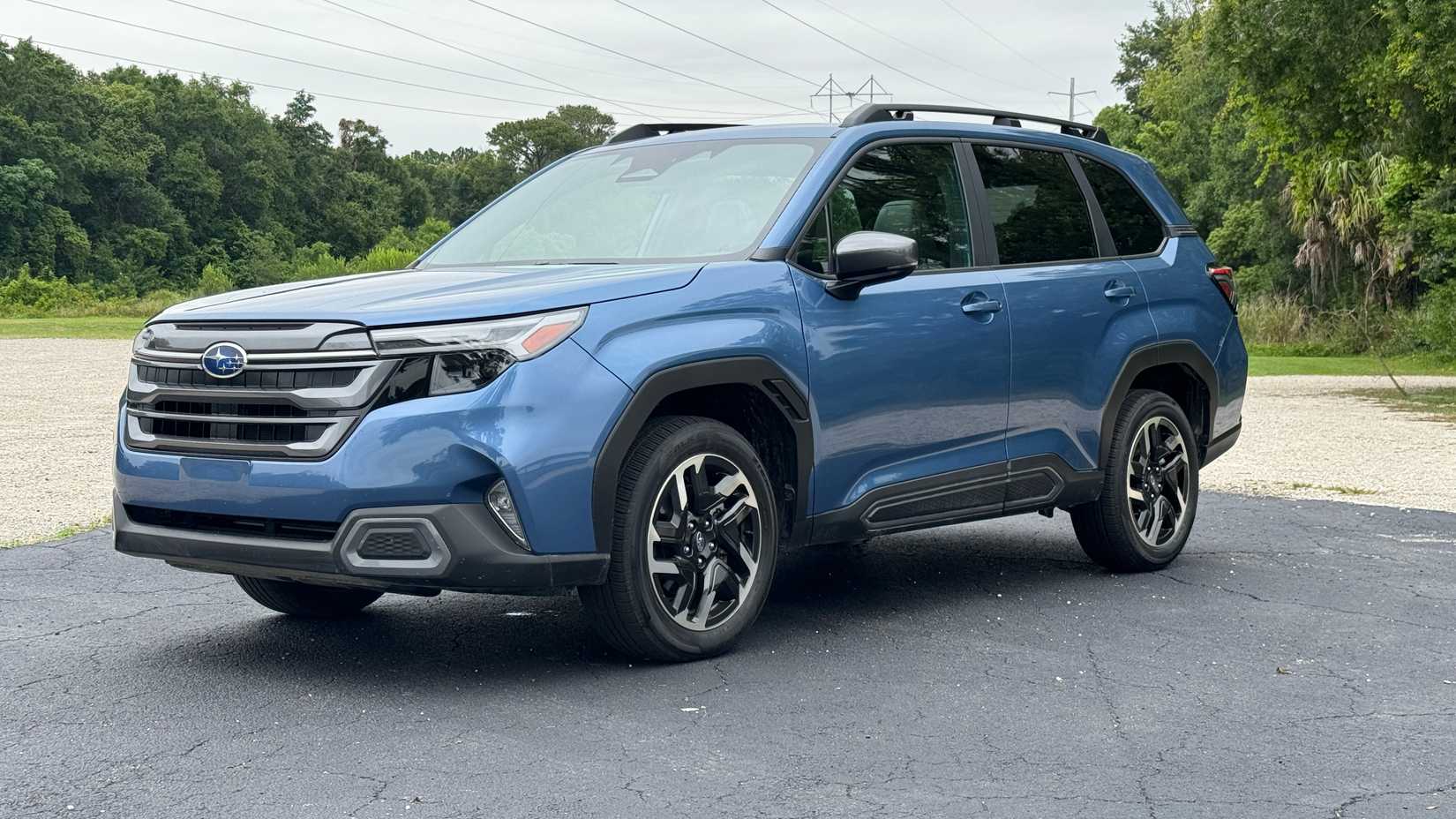 2025 Subaru Forester front 3/4 static