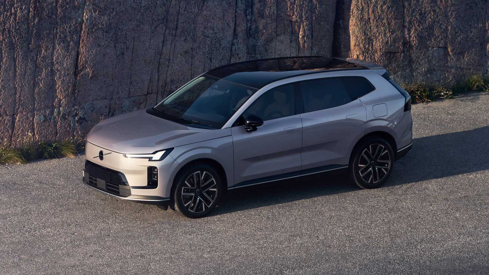 2026 Volvo XC70 PHEV Exterior Front Quarter 2