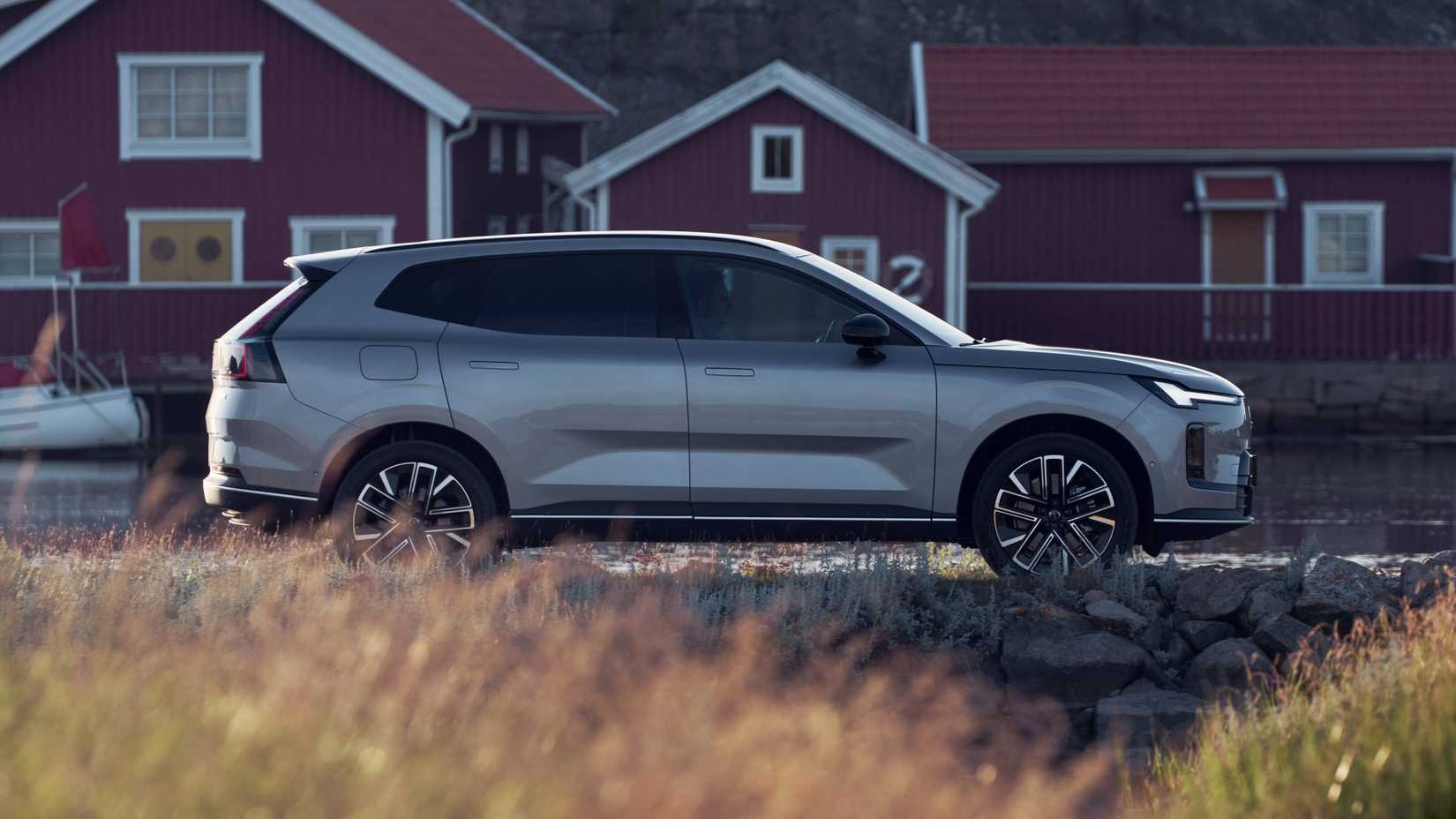 2026 Volvo XC70 PHEV Exterior Side Profile 2