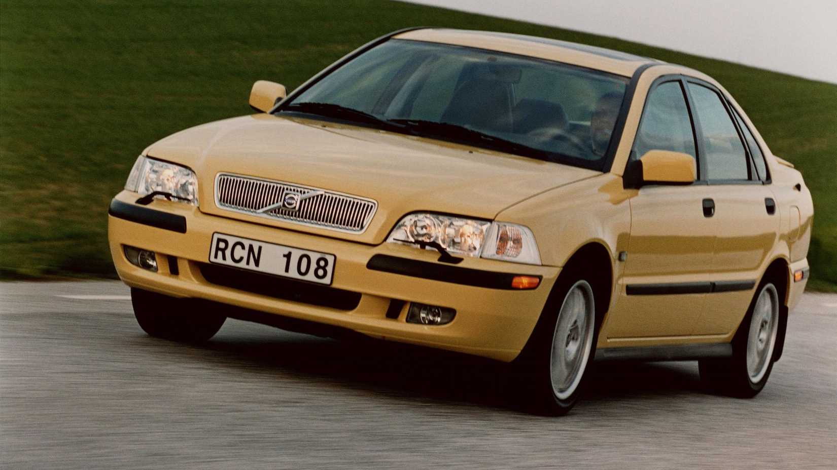 2000 - 2003 Volvo S40 - front 3/4 angle