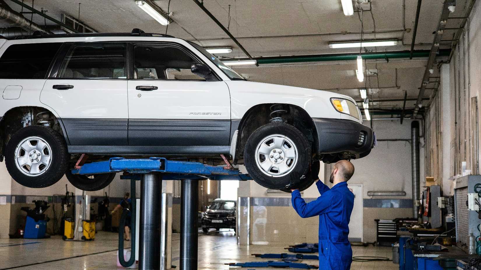 cropped-artem-podrez mechanic,suv,damage,car service