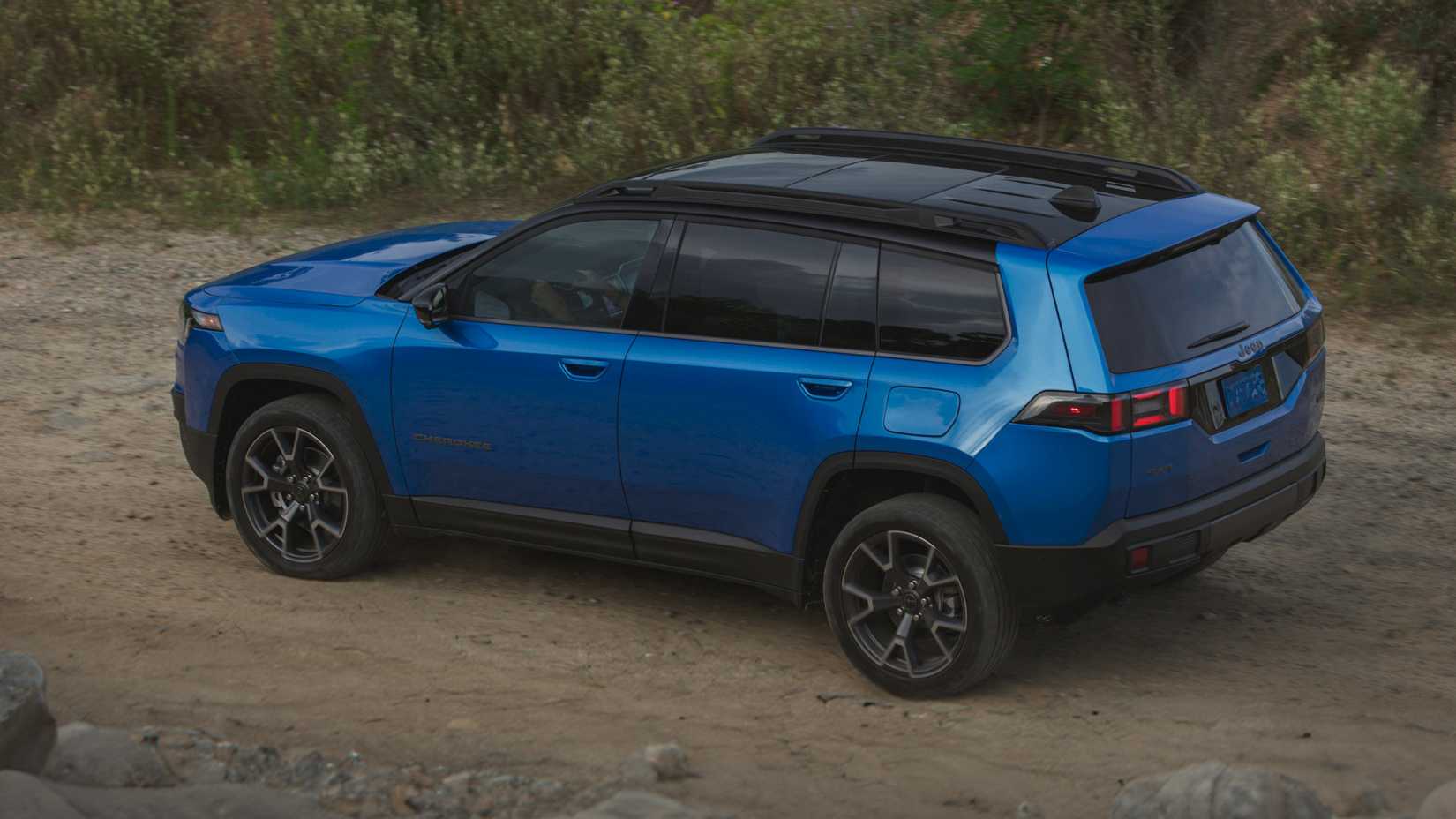 cropped-jp026_008ch-1 2026 Jeep Cherokee rear three-quarter