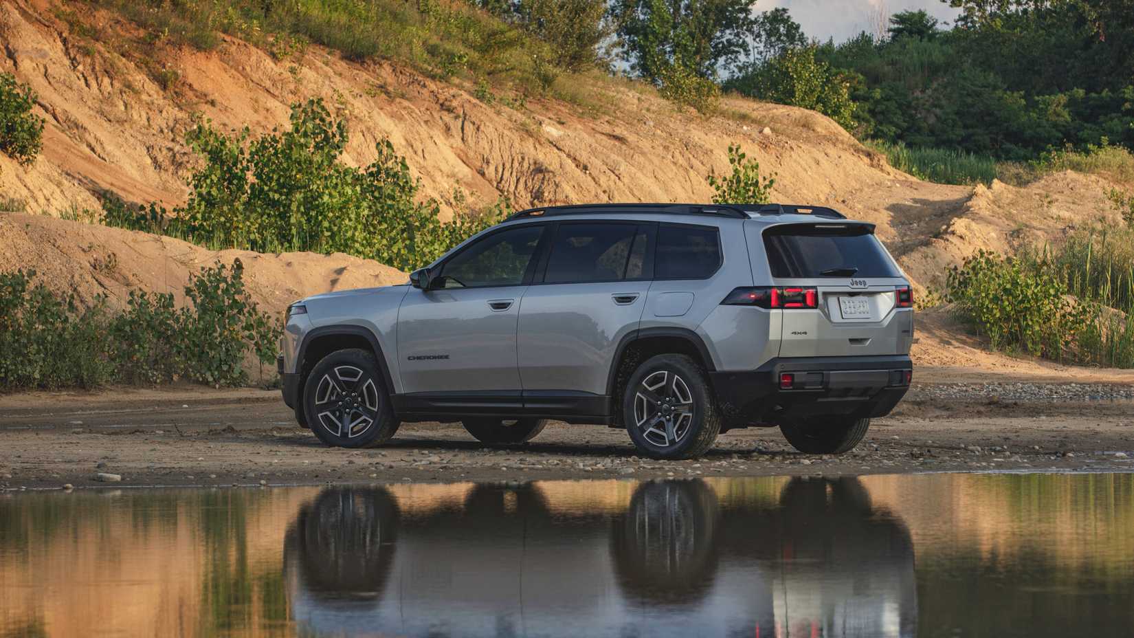 cropped-jp026_021ch 2026 Jeep Cherokee rear three-quarter