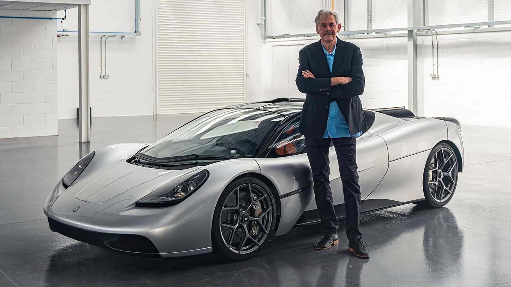 2020 Gordon Murray T.50 Gordon Murray with car