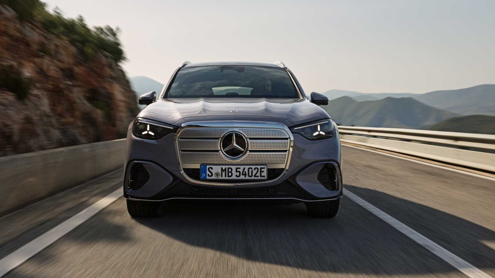 2027 Mercedes-Benz GLC front rolling