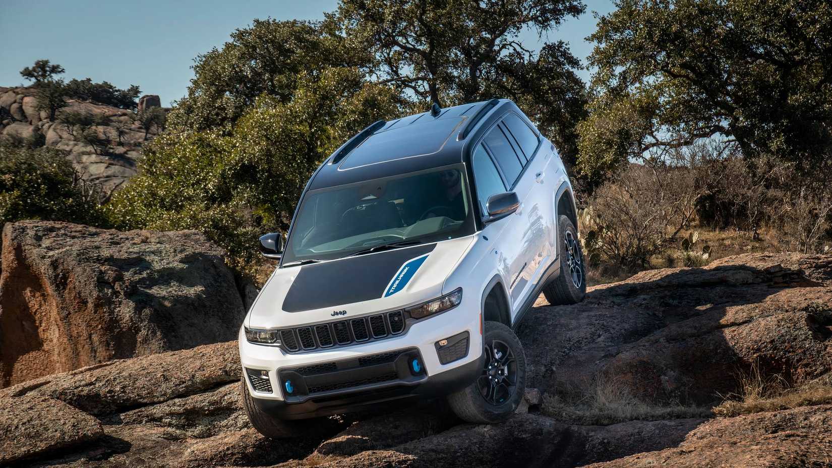 2025 Jeep Grand Cherokee 4xe Front View Offroad