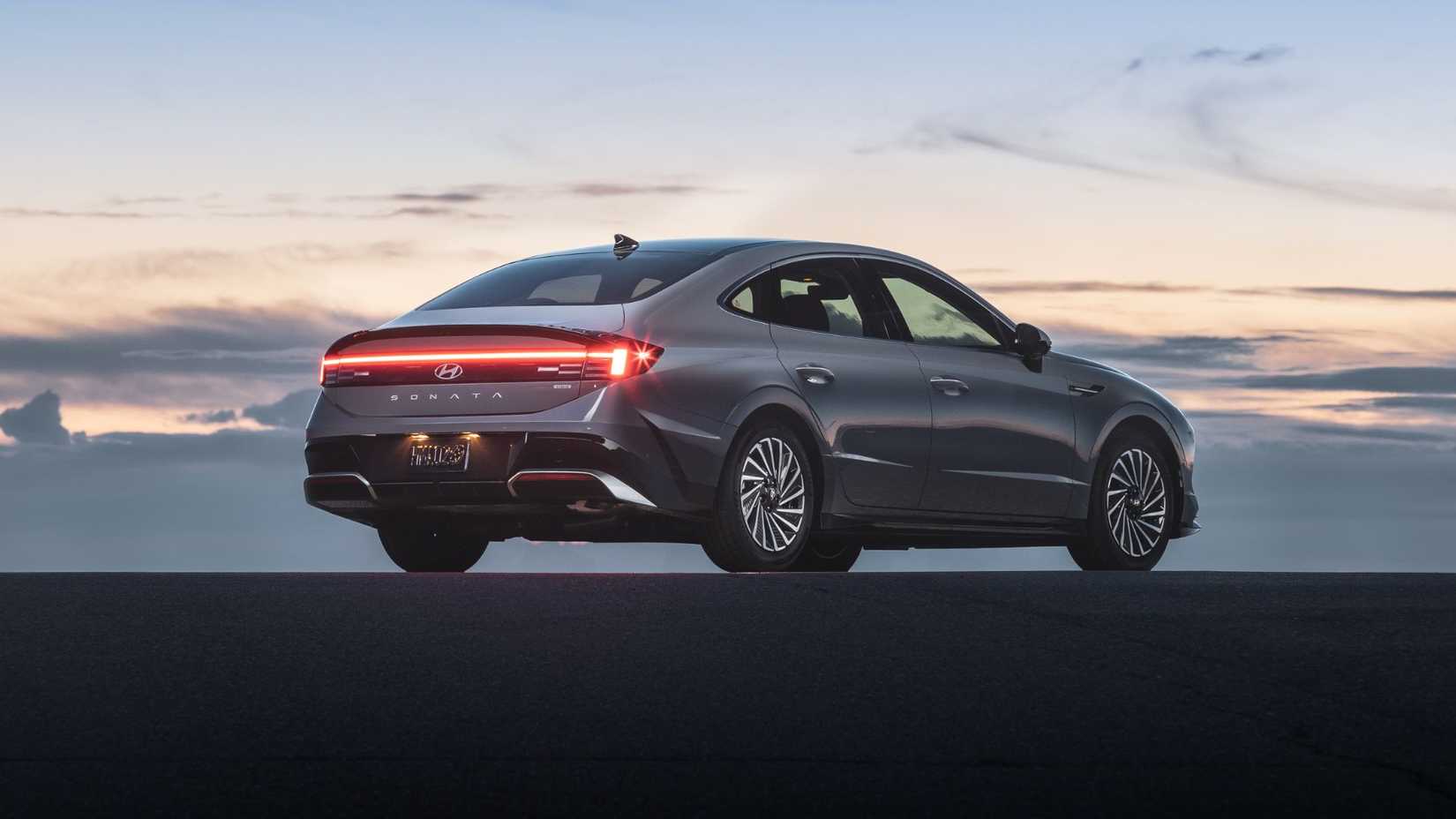2024-2025-hyundai-sonata-hybrid-8th-gen-dn8-facelift-rear-angle-view-2 2024 - 2025 Hyundai Sonata Hybrid